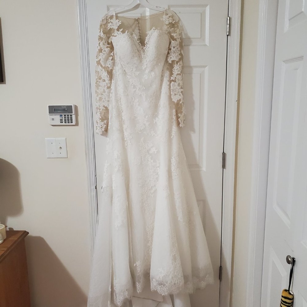 Wedding dress - Picture 2 of 6